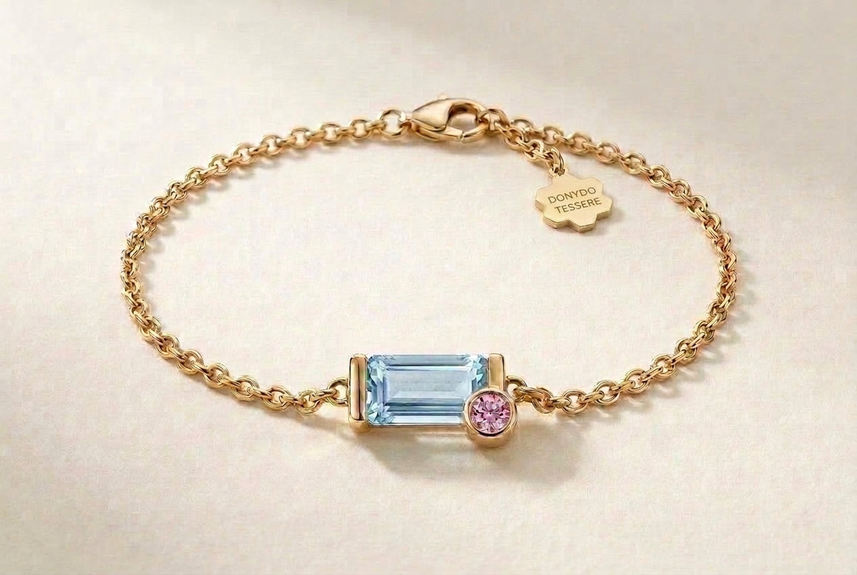 D by DONYDO Tessere bracelet – aquamarine with pink sapphire step, rolo chain and flow logo tag, yellow gold