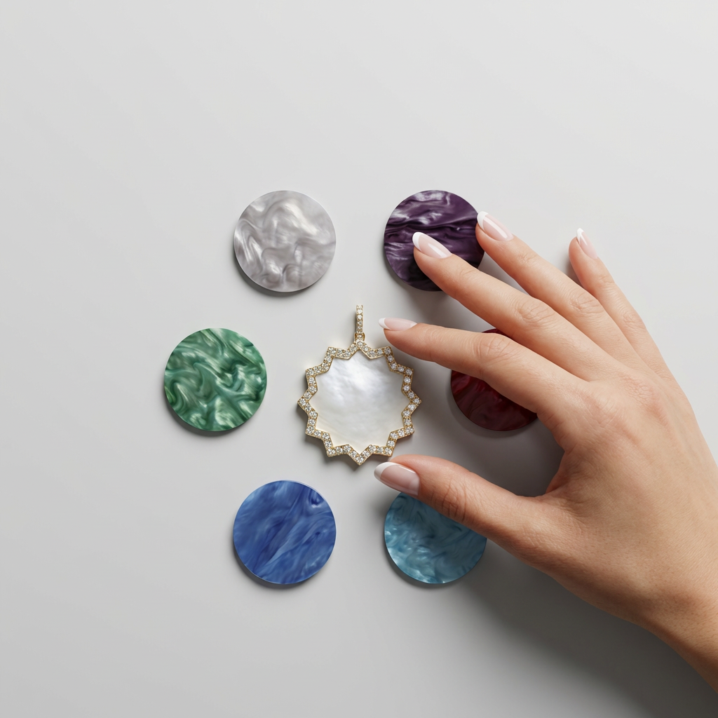 ORA 30 – the seven mother-of-pearl discs seen from above around the interchangeable pendant | DONYDO Jewelry