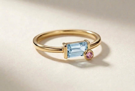 Tessere ring in 18K gold with a rectangular aquamarine and a pink sapphire accent, front view – DONYDO
